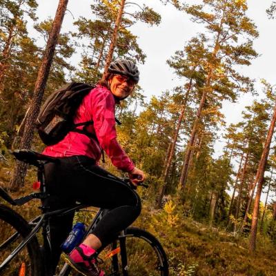 Elin Forssell cyklar mountainbike på cykelled