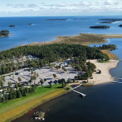 Drönarbild över Stenö havsbad och camping