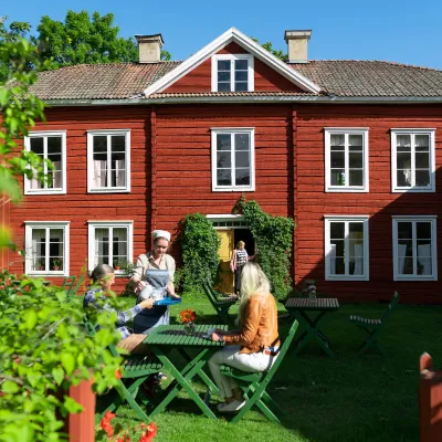 Fikastund på caféet vid Hälsingegården Erik-Anders