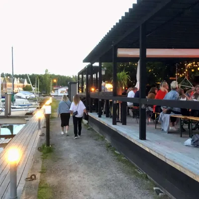 Stadsnära vandring på Stadsslingan som passerar restaurangen Hunker Junker i Inre hamnen.