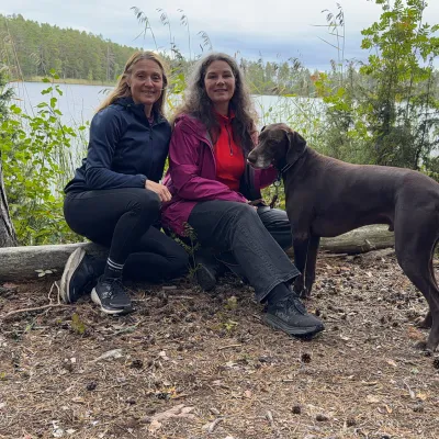 Jessica, Elin från Visit Söderhamn på promenad med en hund