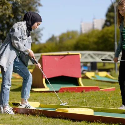 Minigolf med kompisar i centrum