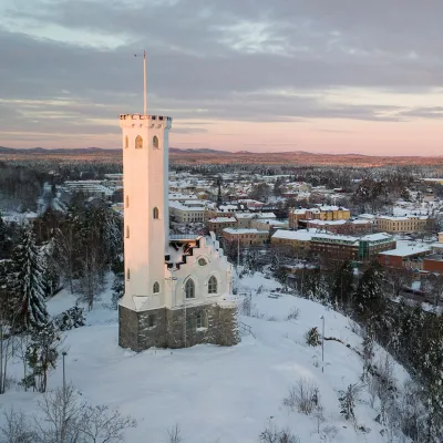 Rådhuset med den vackra Rådhusparken i full blom