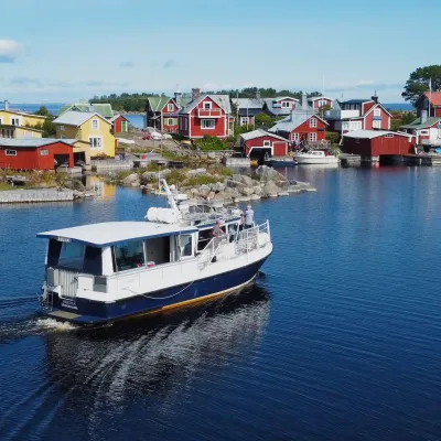 Båten M/S Hulda anländer till ön Rönnskär