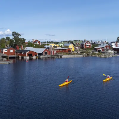 Kajaker framför ön Rönnskär