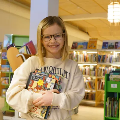 Ett barn på biblioteket
