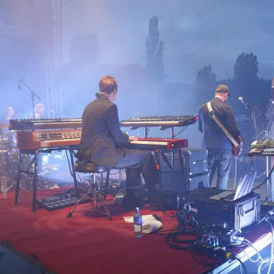 Ett band som spelar från en scen