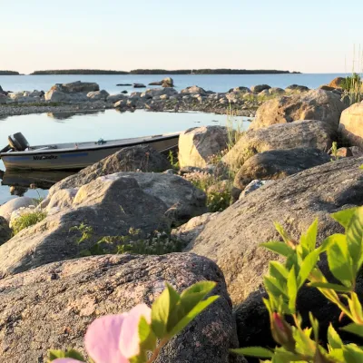 Klippor, stenar och skärgård