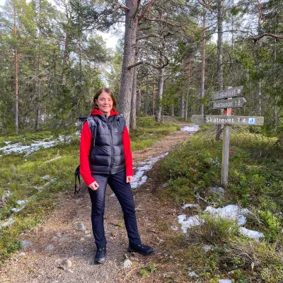 Jessica promenerar på Skatön