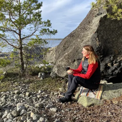 Jessica njuter vid fikapaus på Skatön