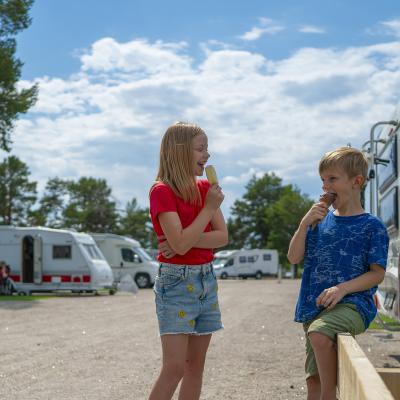 Barn vid husbilar på Stenö havsbad och camping