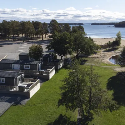 Populära strandstugor nära havet i Stenö