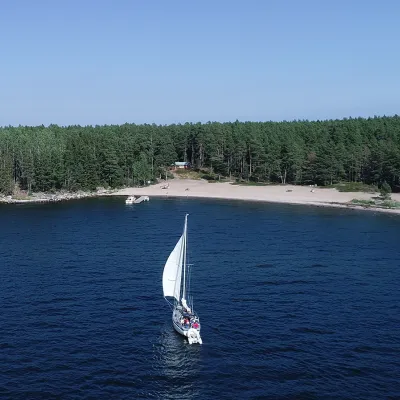 Segelbåt på väg mot Storjungfrun