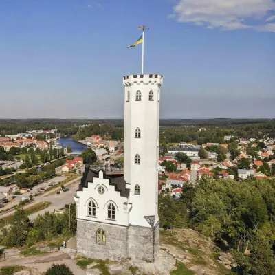 Utsikt över östra berget och utsiktstornet Oscarsborg