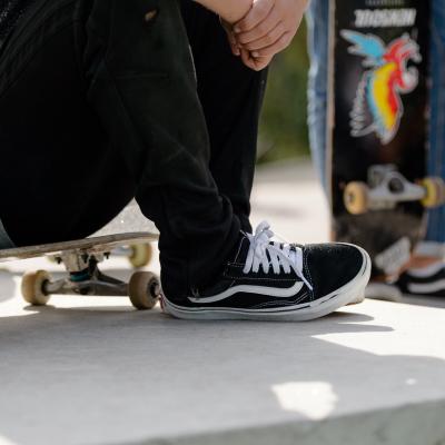 Närbild på skateboard och skor