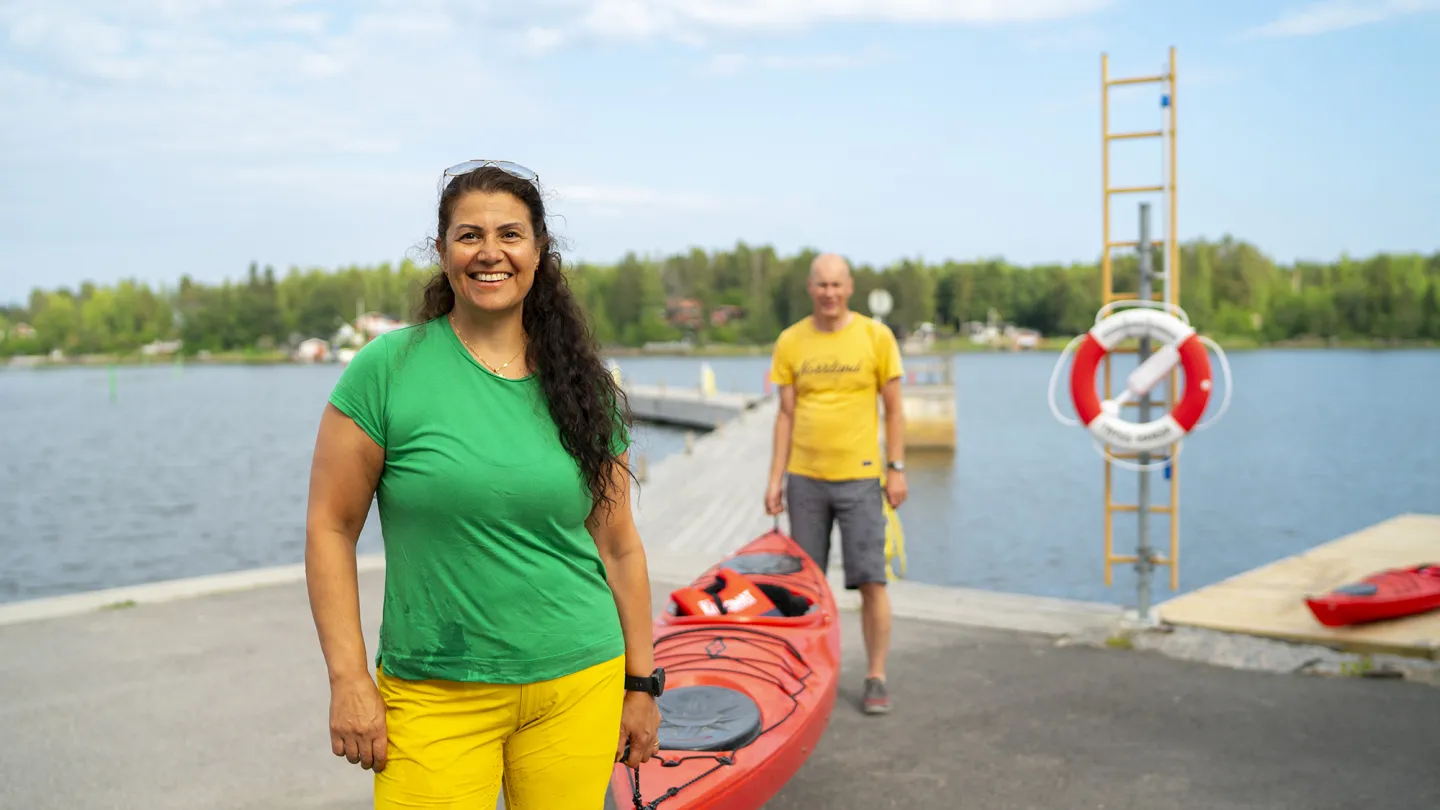 Afaf och Per-Erik med en kajak vid Skärså gästhamn