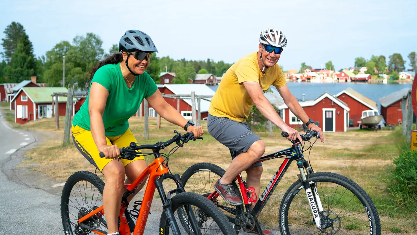 Ett par med cykel i Skärså fiskeläge