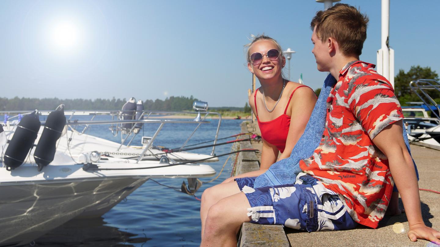 Ett par väntar på båttaxi i Söderhamns Skärgård