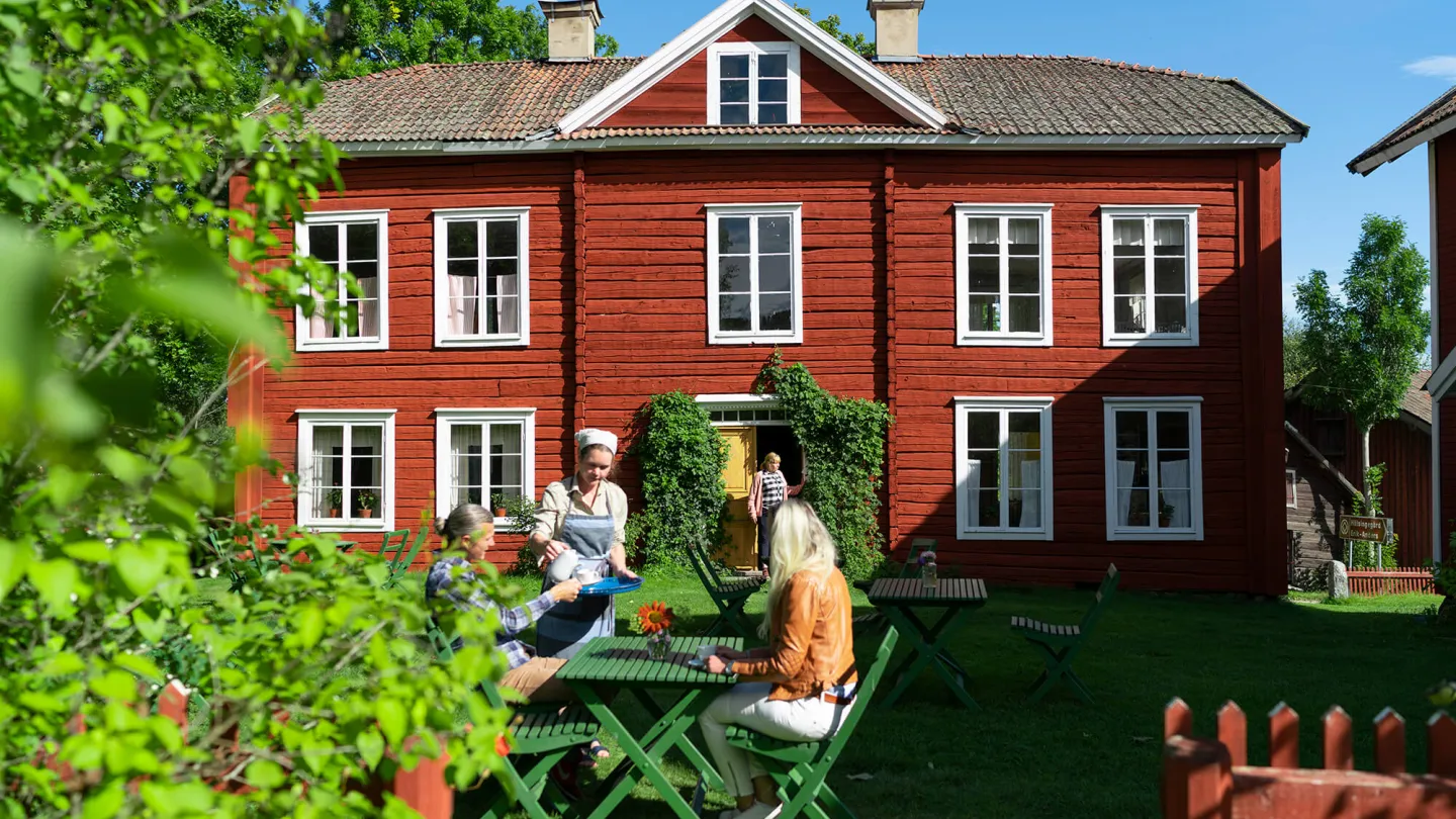 Fika vid Hälsingegården Erik-Anders