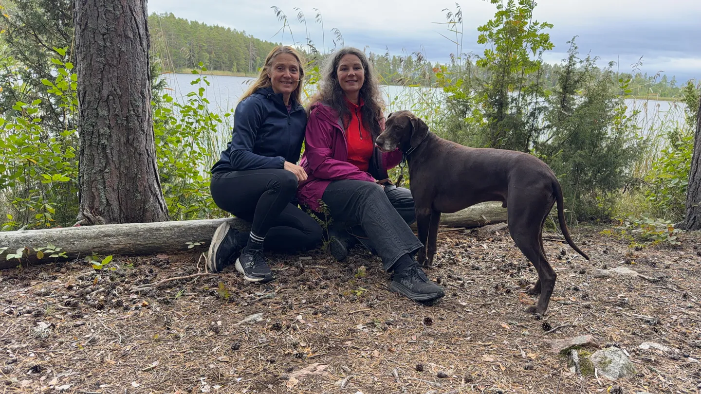Jessica, Elin och hunden Polly vid Pipsjöleden
