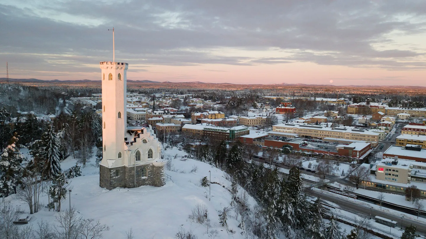 Vintrig vy med drönare över Söderhamn och tornet Oscarsborg