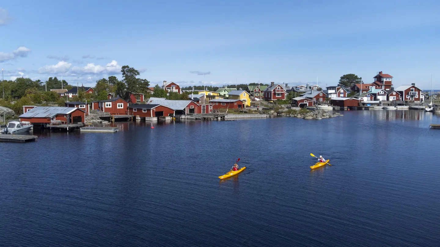 Två kajaker framför ön Rönnskär