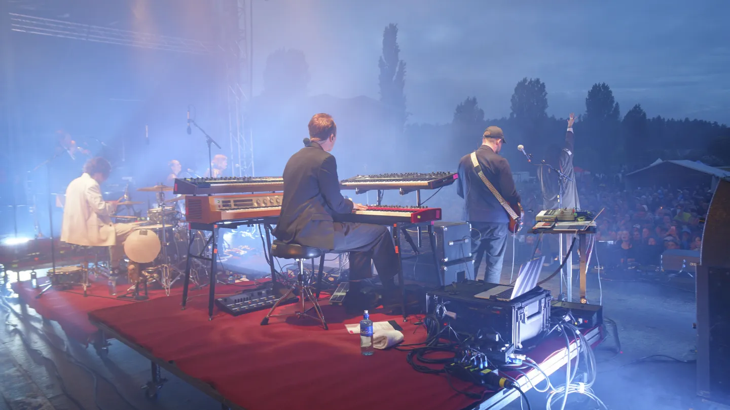 Musikband som spelar från en scen
