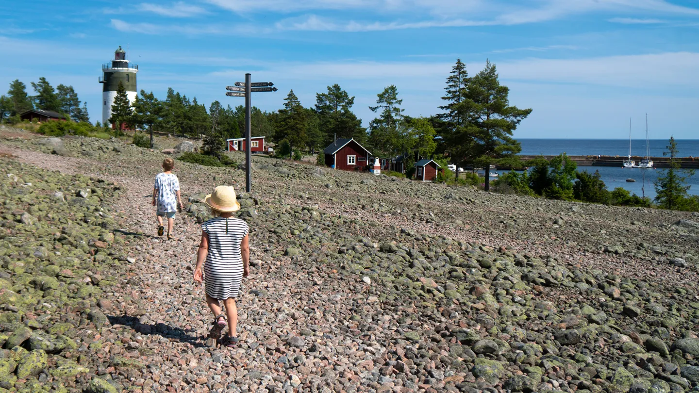 Skärgårdsnära vandring på ön Storjungfrun