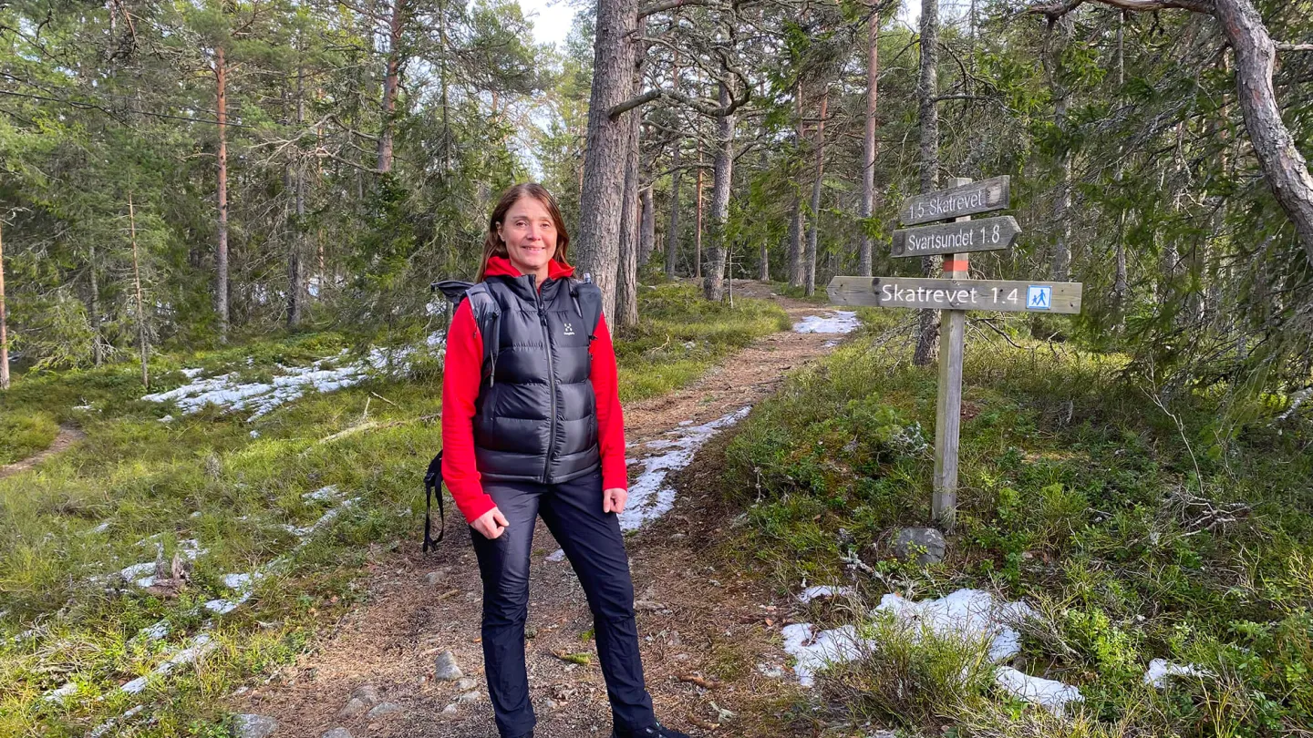 Jessica på vandringstur till Skatön
