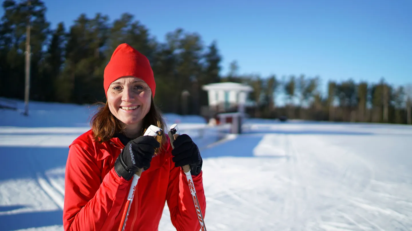 En glad Jessica i skidspåret