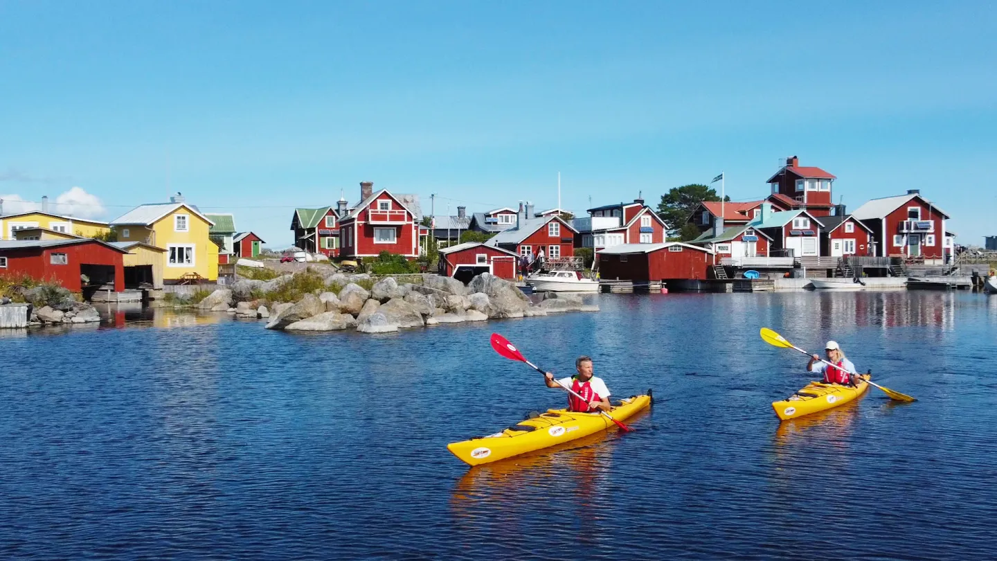 Kajaker på tur vid ön Rönnskär i Söderhamns skärgård