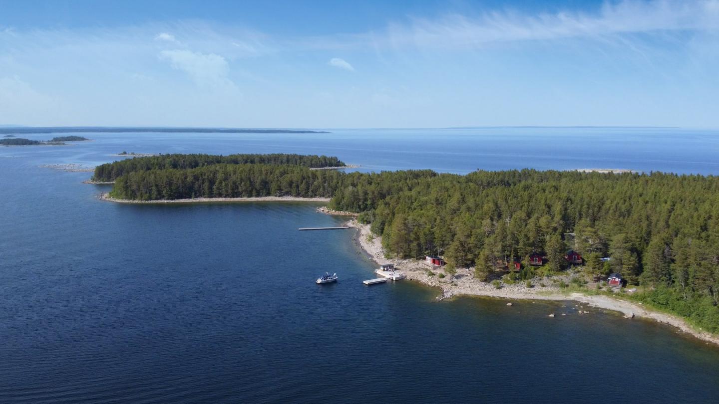 Drönarvy över ön Klacksörarna i Söderhamns skärgård