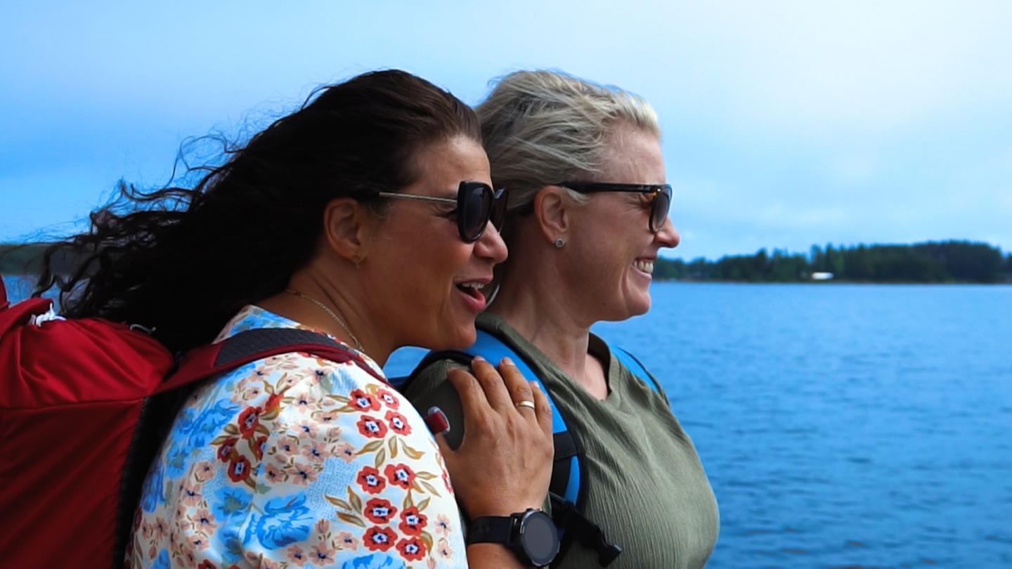 Två vänner som väntar på båten till ön Storjungfrun