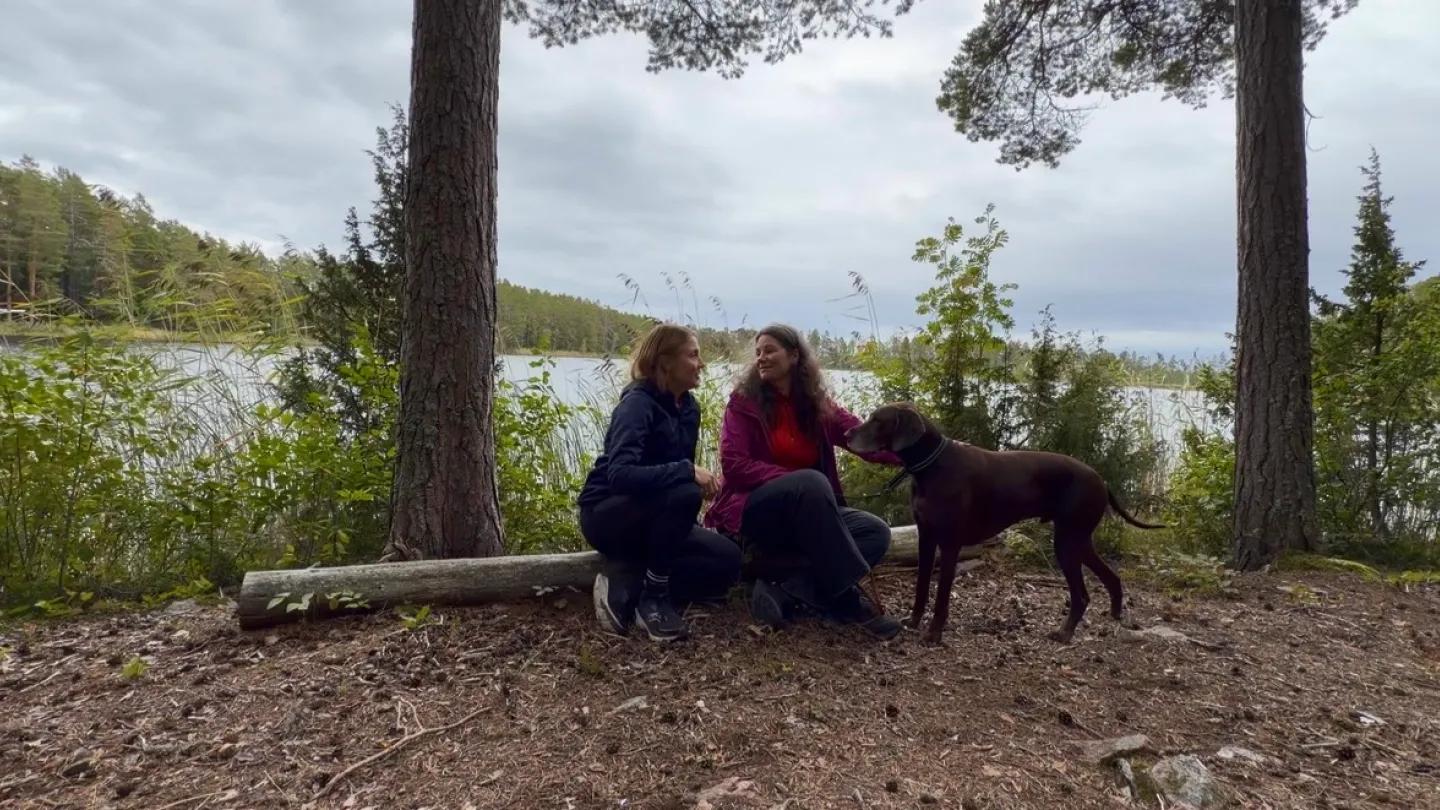 Två kvinnor sitter på en bänk, Pipsjöleden