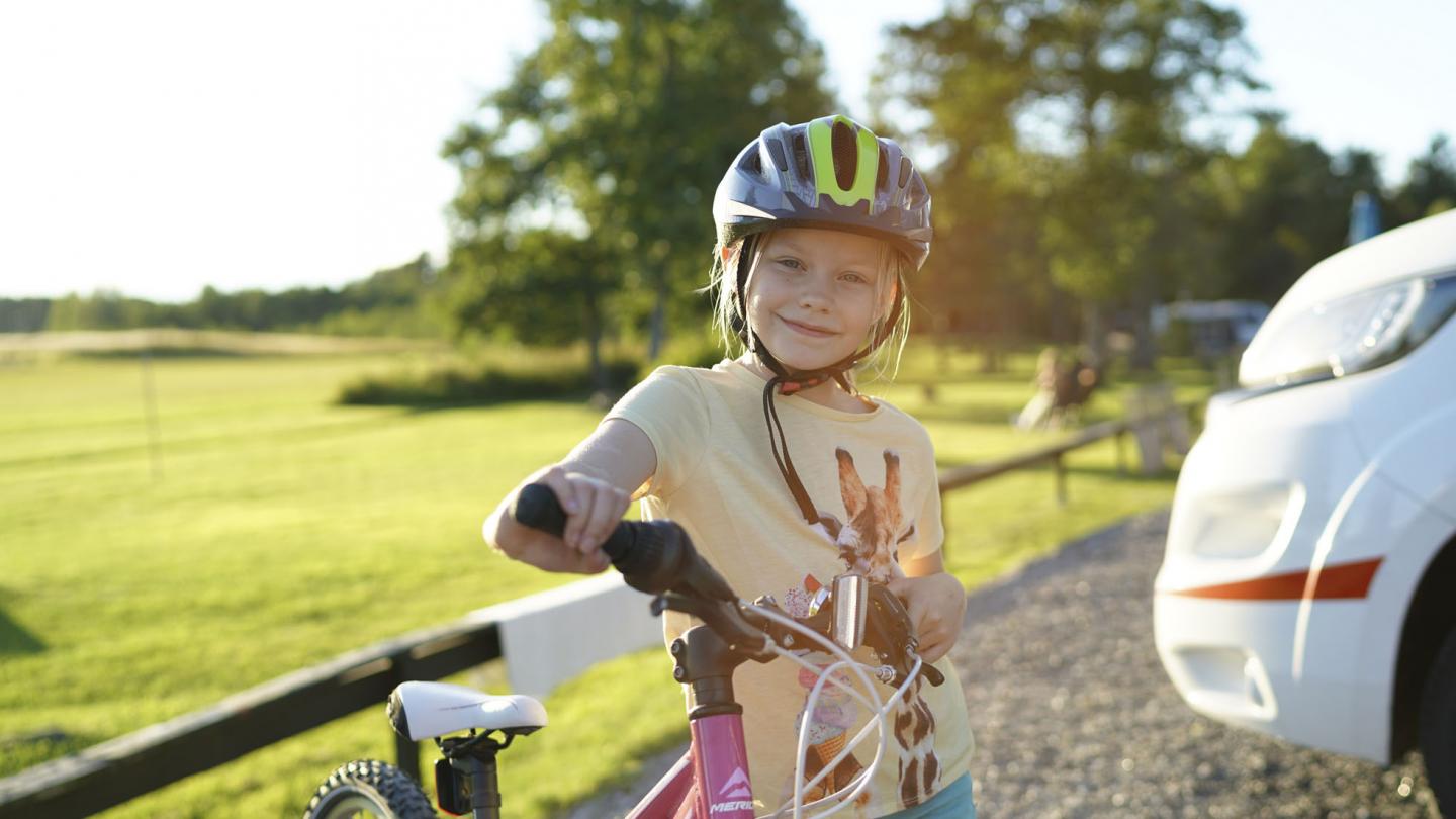 Ett barn som cyklar och är lycklig